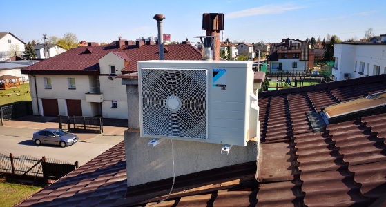 kompresor od klimatyzacji zamontowany na dachu budynku