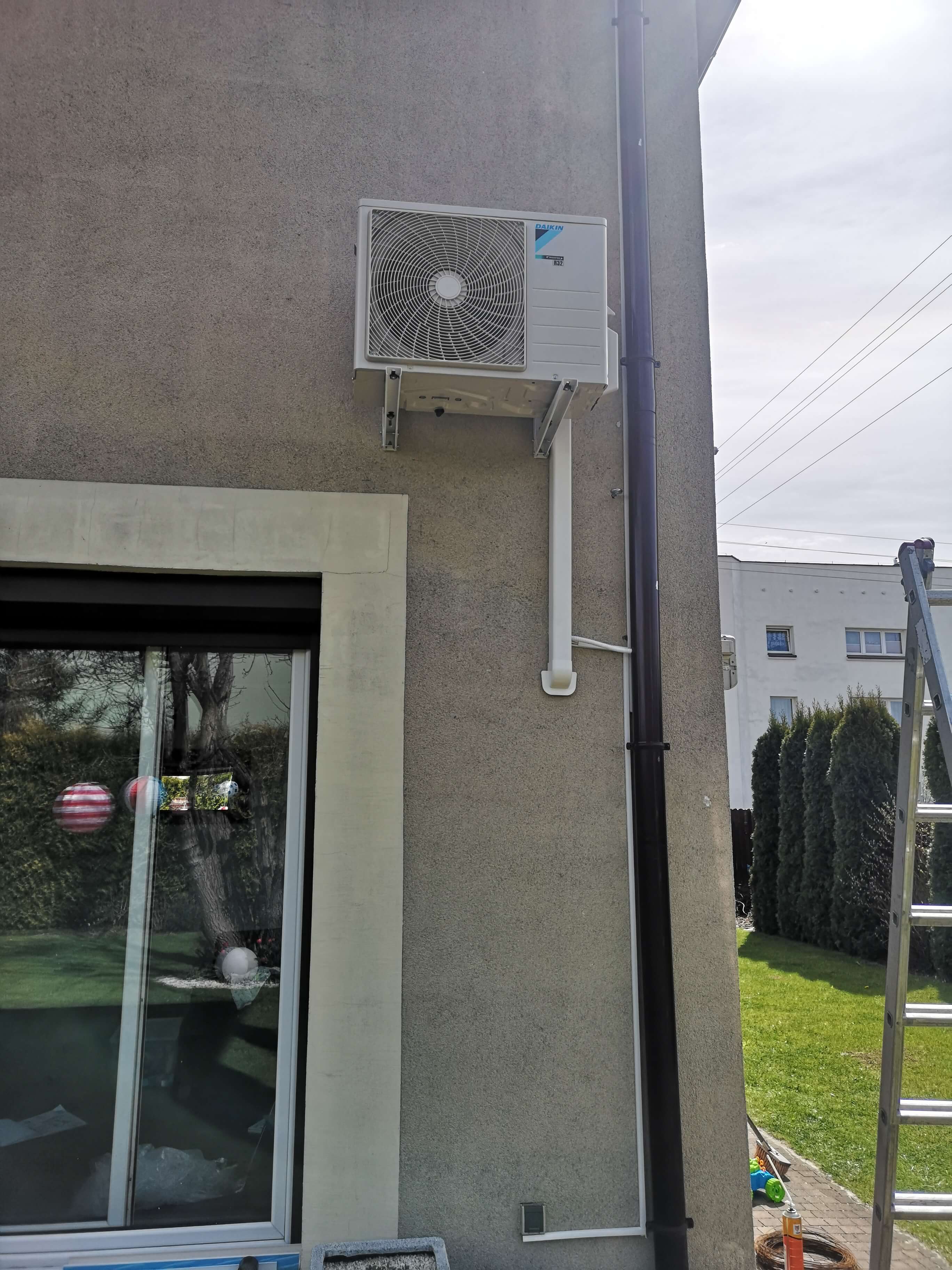 agregat klimatyzacji zamontowany na elewacji budynku