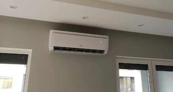 klimatyzator zamontowany pod sufitem