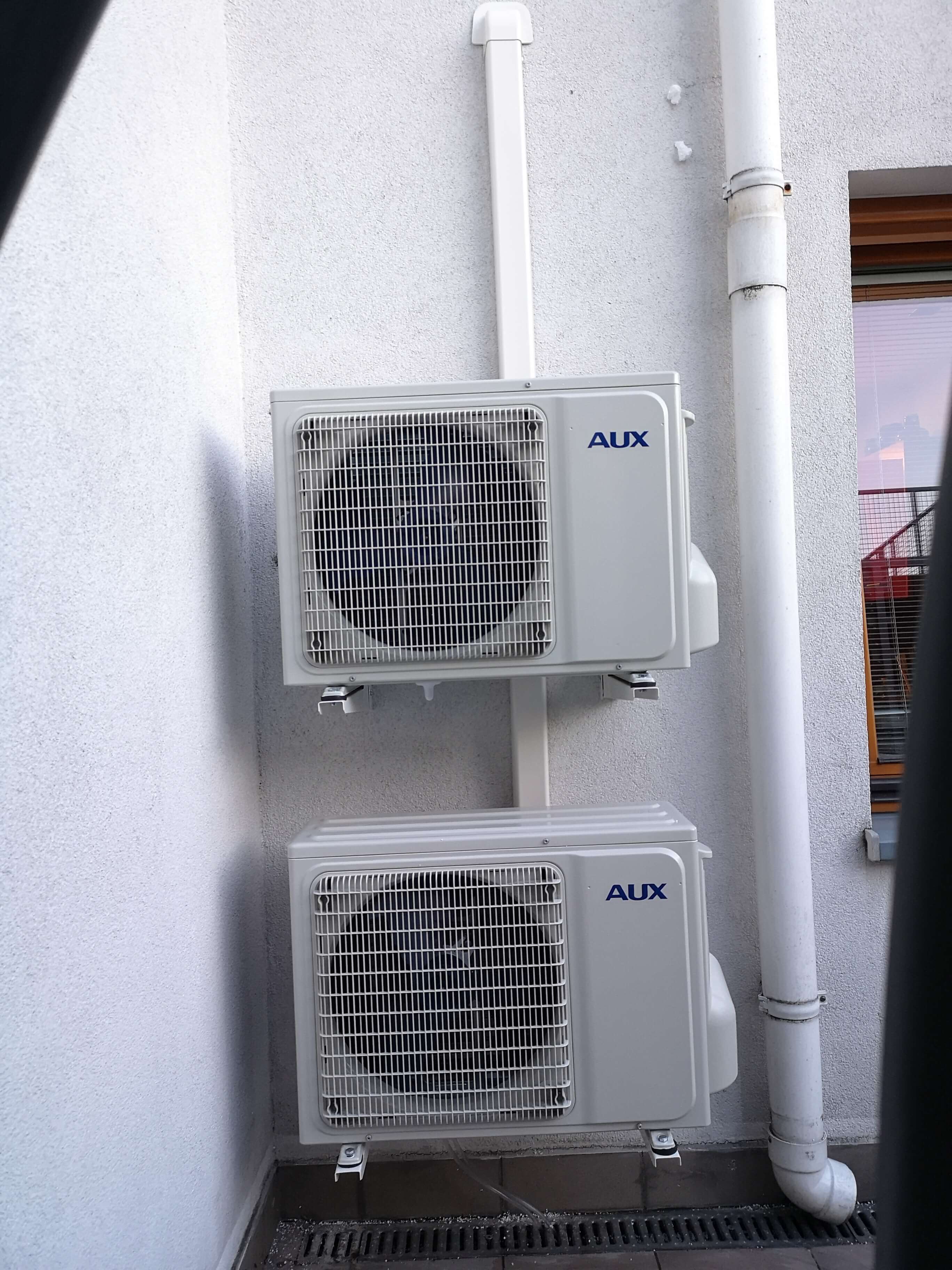 agregat klimatyzacji zamontowany na ścianie jeden pod drugim