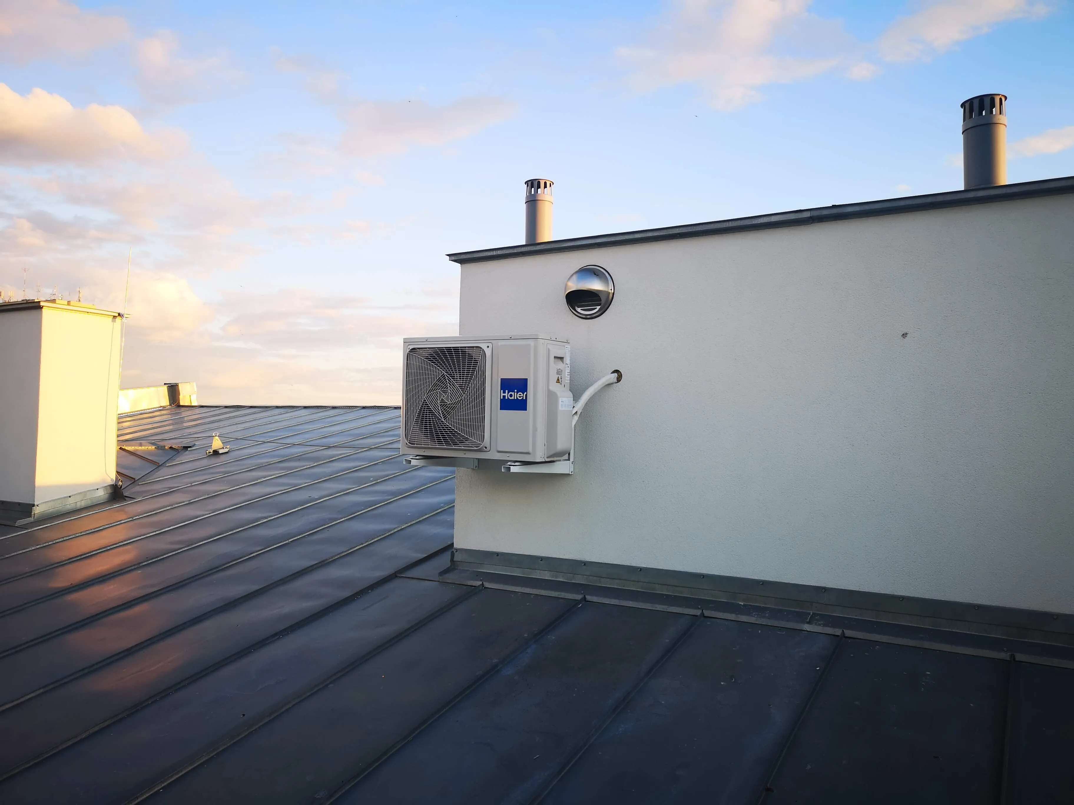 agregat klimatyzacji zamontowany na dachu domu 