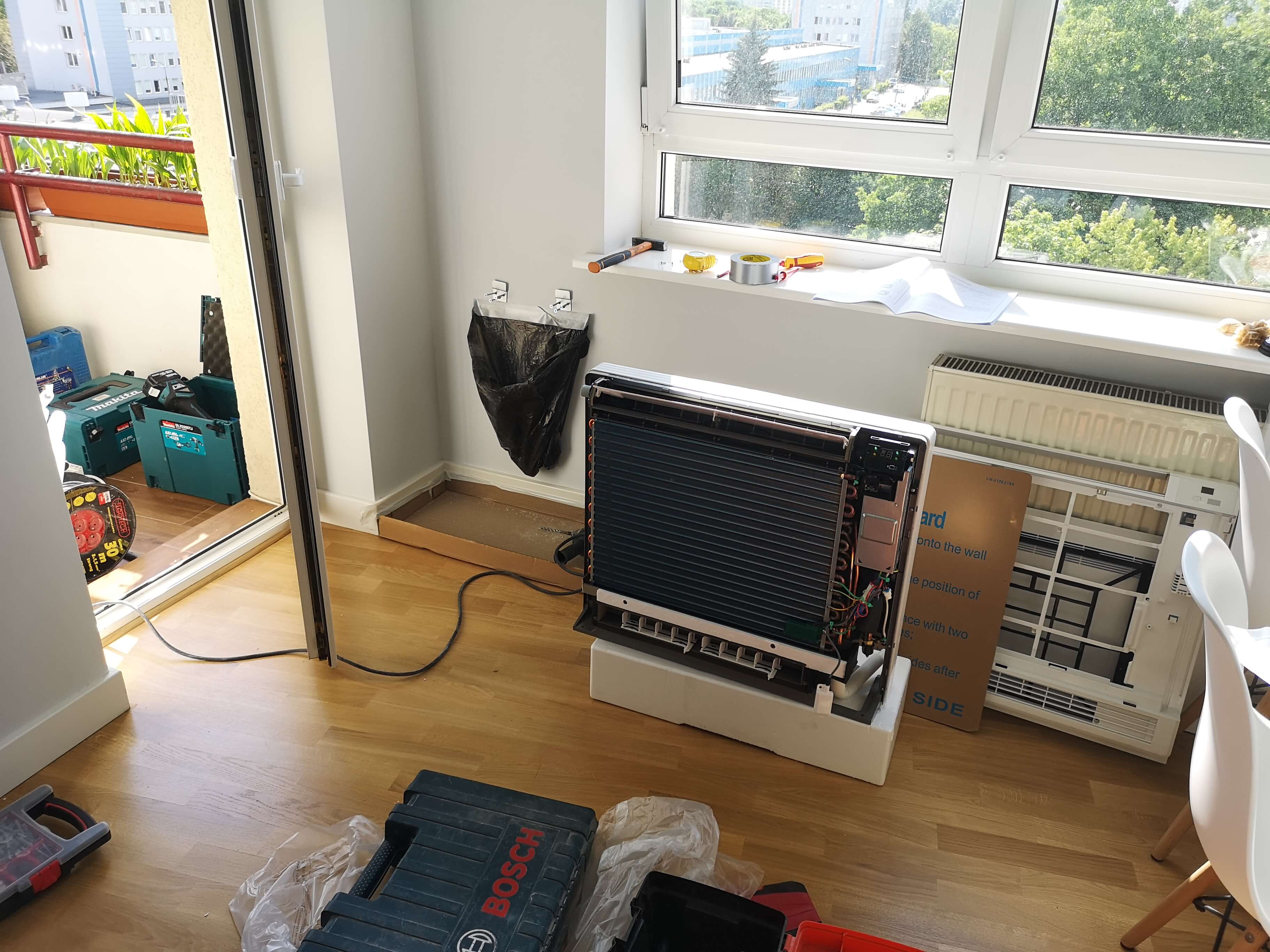 przygotowanie klimatyzatora do montażu pod oknem