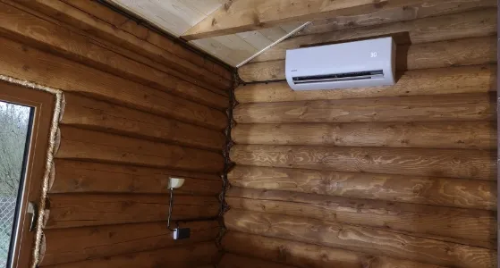 klimatyzator zamontowany na ścianie z bali 